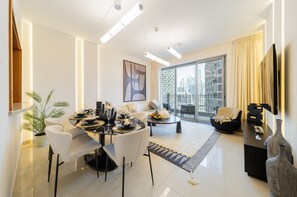 Smart TV - Tremendous 2BR Apt at Downtown Dubai (Dubai)