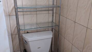 Douche, serviettes fournies, savon, papier toilette