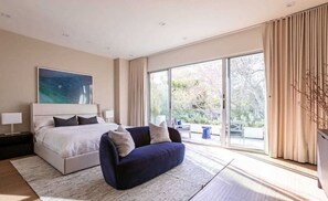 4 bedrooms, iron/ironing board, travel crib, WiFi - Stunning Home: Pool, Hot Tub, Fire Pit, Dogs OK (Los Angeles)