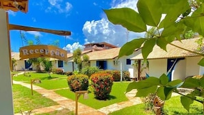 Un patio con recepción, un sendero y un edificio con techo de tejas.
