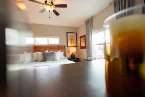 3 bedrooms, desk, iron/ironing board, travel cot - Luxury Home, Hot Tub, Child/Pet-Friendly, Cool Art (Colorado Springs)