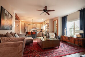 Smart TV, books, computer monitors, printers - Luxury Home, Hot Tub, Child/Pet-Friendly, Cool Art (Colorado Springs)