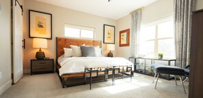 3 bedrooms, desk, iron/ironing board, travel crib - Luxury Home, Hot Tub, Child/Pet-Friendly, Cool Art (Colorado Springs)