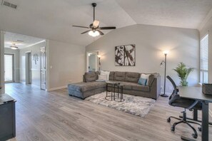 Living area - St Andrews- Location! Beautiful Newer home (Murfreesboro)