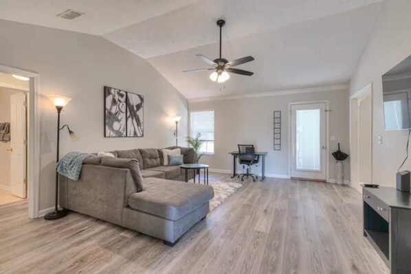 Living area - St Andrews- Location! Beautiful Newer home (Murfreesboro)