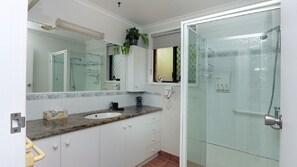 Shower, towels - 4 Jacques Court - Quiet location close to shops (Bargara)