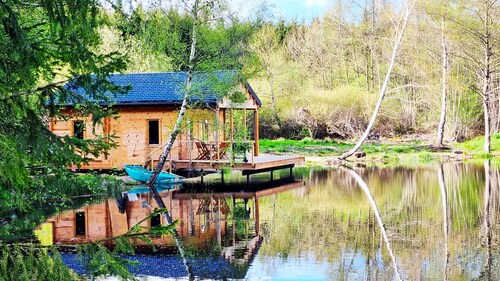 Lacustre, Cabane Pilotis sur L'eau un Hébergement Insolite au lac de Chaumeçon