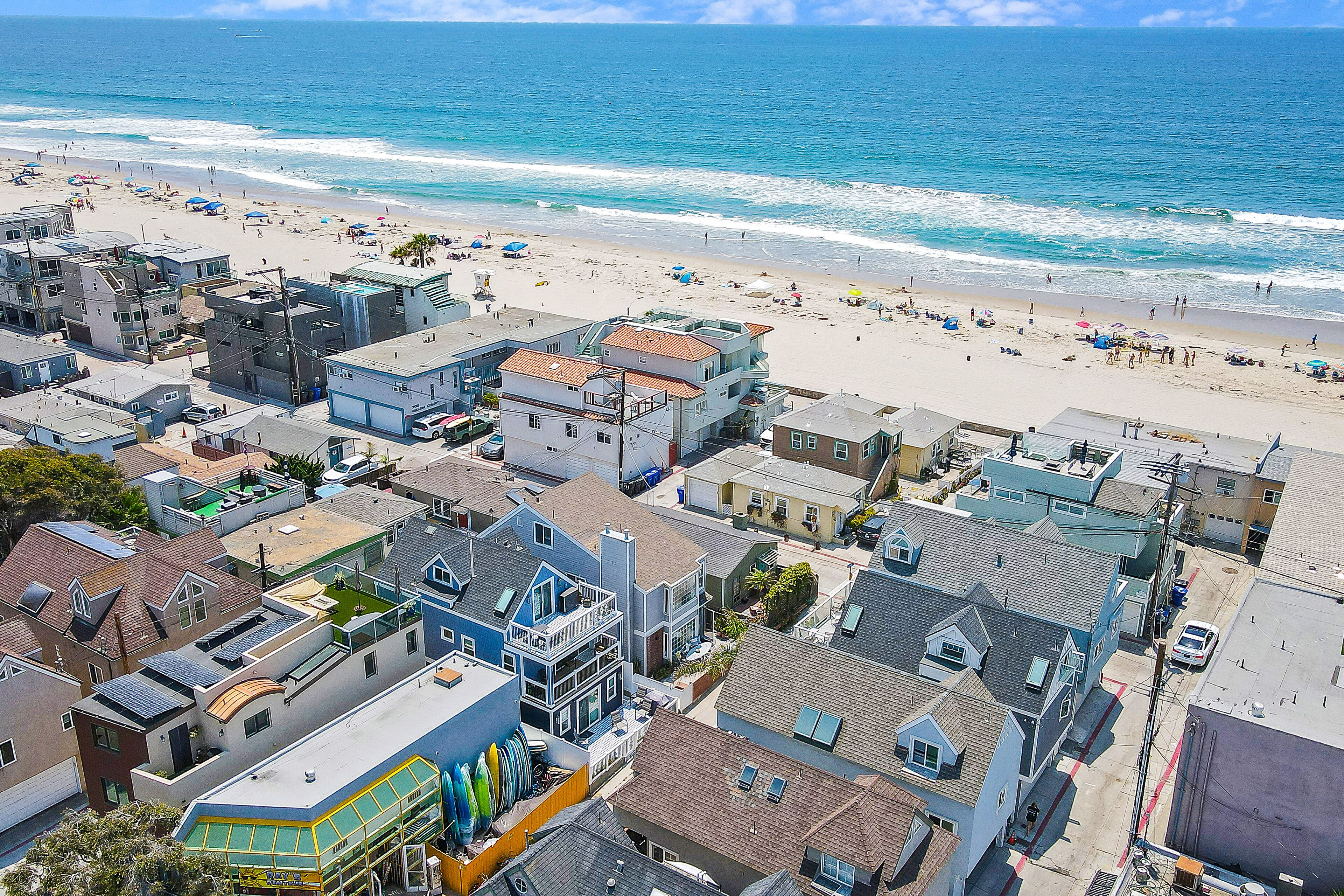 Vlak bij het strand, ligstoelen aan het strand, strandlakens