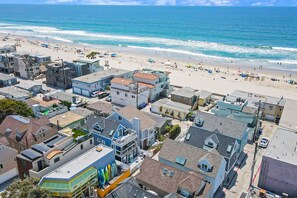 Beach nearby, sun loungers, beach towels