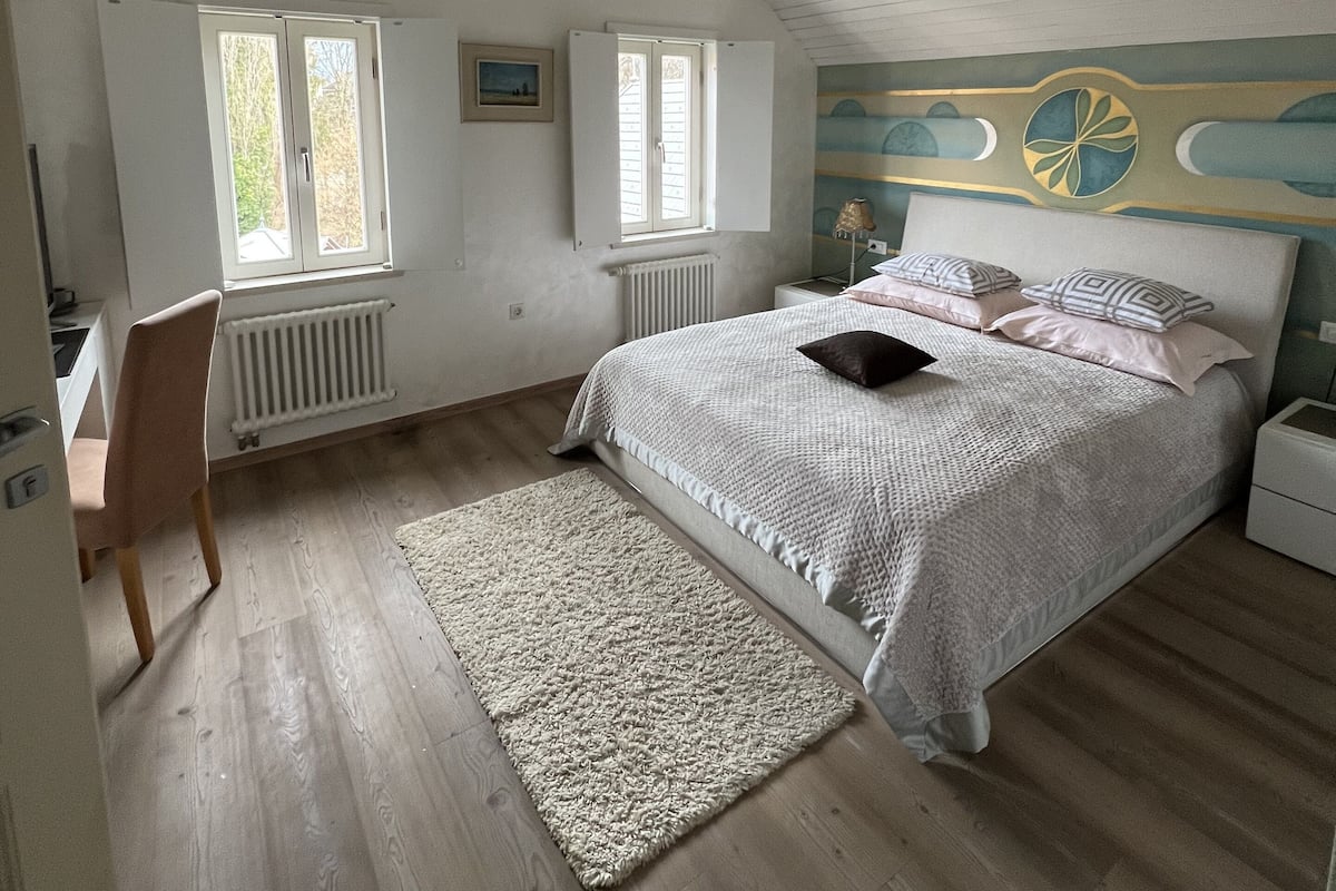 Phòng đôi phong cách cổ điển | Bộ đồ giường cao cấp, chăn bông, nệm cao su hoạt tính (memory foam)