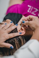 Primer plano de una persona recibiendo tratamiento para los oídos.