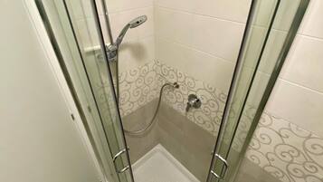 Haartrockner, Handtücher, Seife, Toilettenpapier