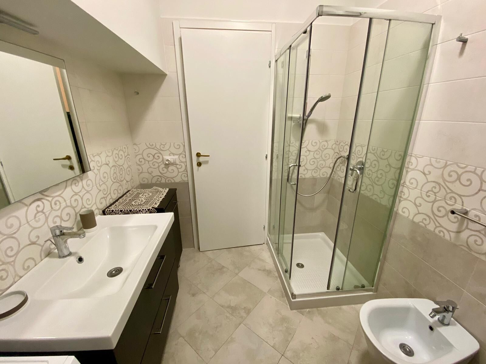 Haartrockner, Handtücher, Seife, Toilettenpapier