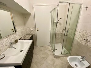 Hårføner, håndklær, såpe og toalettpapir