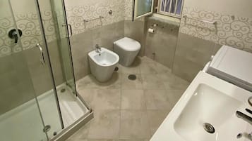 Haartrockner, Handtücher, Seife, Toilettenpapier