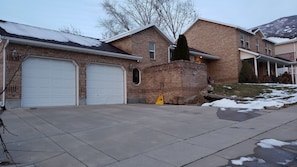 Exterior - 3 Bedroom Basement Suite with Kitchen (Centerville)