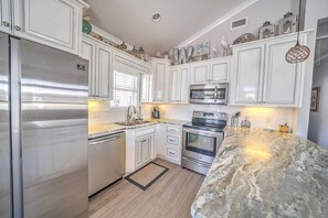 Stovetop, dishwasher - 662 Seal Dr. Stunning Home on Corner Lot - 3 Bedrooms with 2 Golf Carts (Panama City Beach)