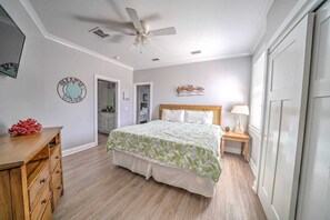 3 bedrooms, Internet - 662 Seal Dr. Stunning Home on Corner Lot - 3 Bedrooms with 2 Golf Carts (Panama City Beach)