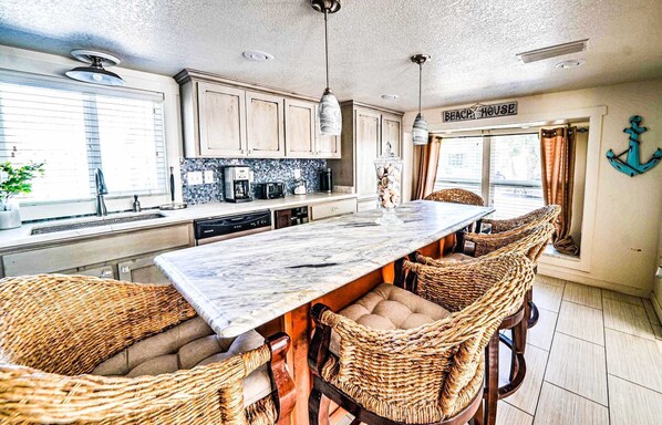 Een kookplaat, een vaatwasser