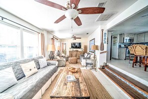 TV - 460 Marlin Dr. Beauty & The Beach! Adorable 2 bedroom with Golf Cart (Panama City Beach)