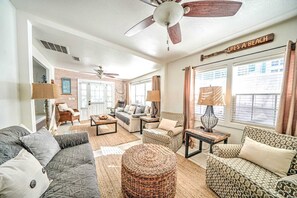 TV - 460 Marlin Dr. Beauty & The Beach! Adorable 2 bedroom with Golf Cart (Panama City Beach)