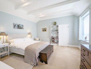 1 bedroom, desk, iron/ironing board, free WiFi - Palm Tree Cottage -  an annexe that sleeps 2 guests  in 1 bedroom (Fishbourne)