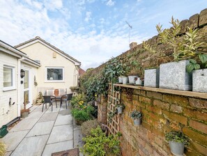 Outdoor dining - Palm Tree Cottage - an annexe that sleeps 2 guests in 1 bedroom (Fishbourne)