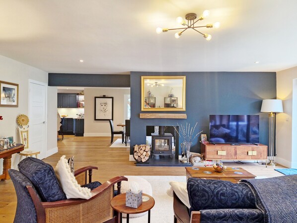 Smart TV, fireplace - Squirrel's Holt -  OPEN FOR GOODWOOD REVIVAL & FESTIVAL OF SPEED 2025 - (Chichester)