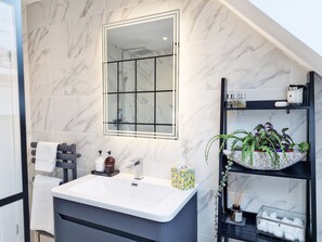 Shower - Squirrel's Holt -  OPEN FOR GOODWOOD REVIVAL & FESTIVAL OF SPEED 2025 - (Chichester)