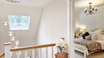 4 bedrooms, iron/ironing board, WiFi, bed sheets