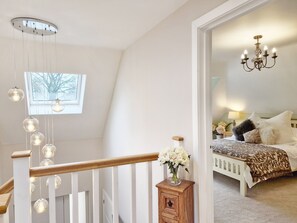 4 bedrooms, iron/ironing board, WiFi, bed sheets - Squirrel's Holt -  OPEN FOR GOODWOOD REVIVAL & FESTIVAL OF SPEED 2025 - (Chichester)