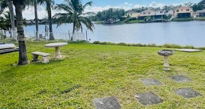 Cozy lakeside private suite with private bath and entrance