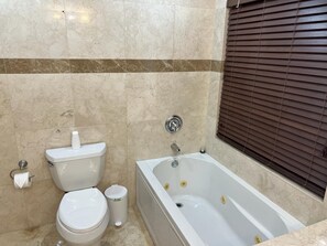 Baignoire Ă remous, serviettes fournies, savon, papier de toilette
