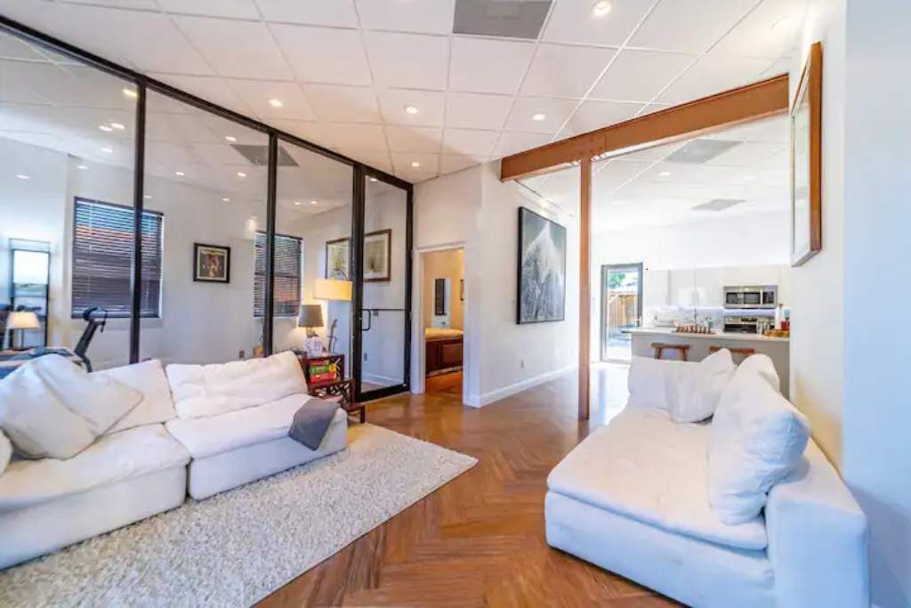 Smart-TV, bøker, filmbibliotek og stereoanlegg