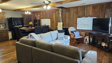 Télévision, cheminée, espaces bureaux