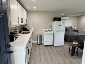 Private kitchen - Hidden Lakefront Getaway  (Brazoria)