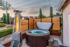Outdoor spa tub - Cottage on Micro Resort, Hot tub close to Downtown (Paso Robles)