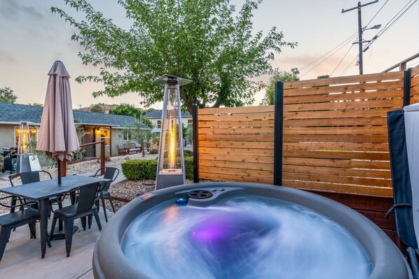 Outdoor dining - The Lounge (1/7 Hideaway Units) (Paso Robles)