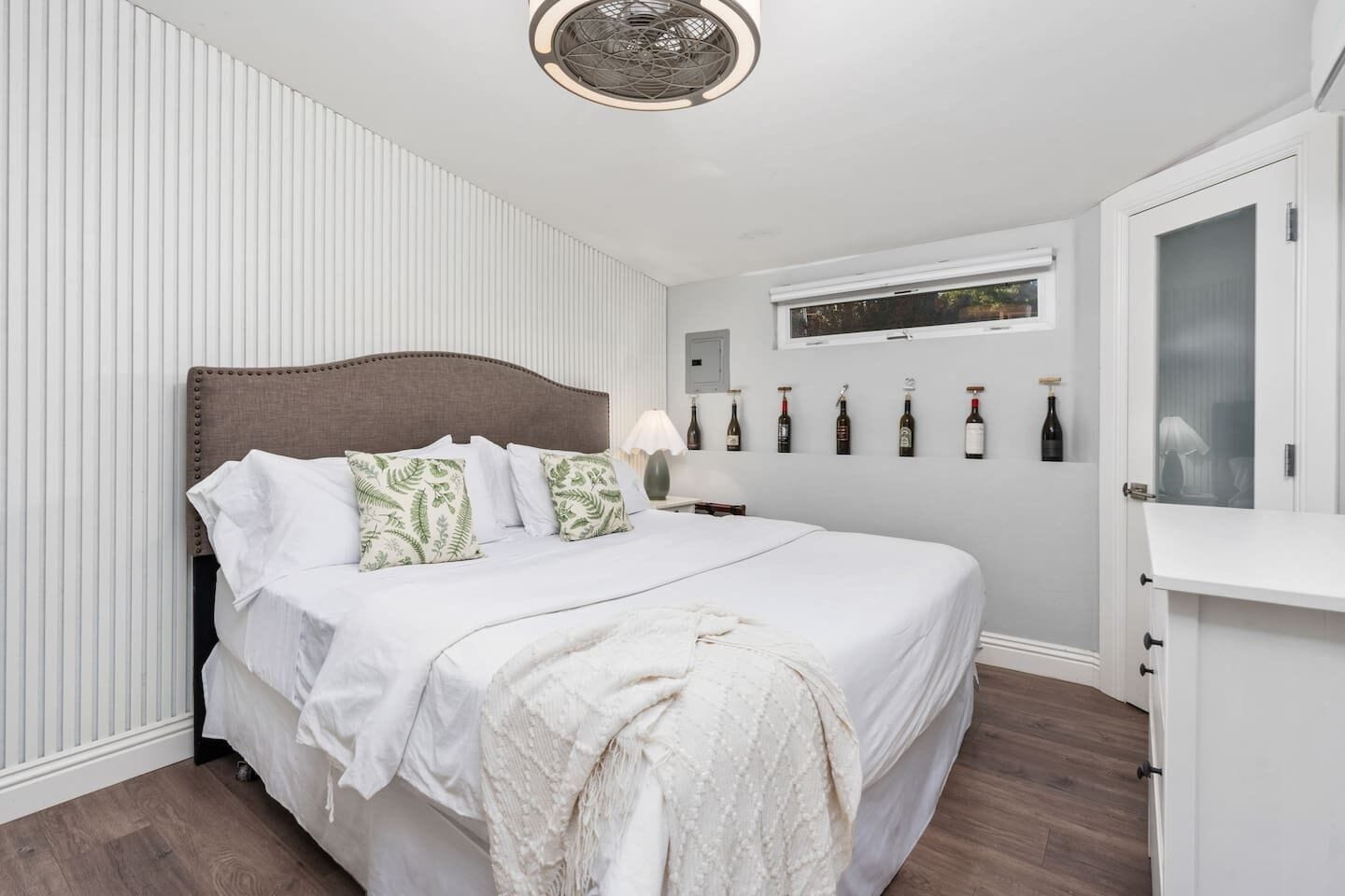 1 slaapkamer, een strijkplank/strijkijzer, gratis wifi, beddengoed