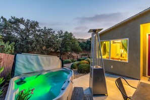Terrace/patio - Couples Retreat with Hot Tub Close to Downtown (Paso Robles)