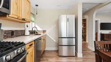 Jääkaappi, mikroaaltouuni, uuni, liesi