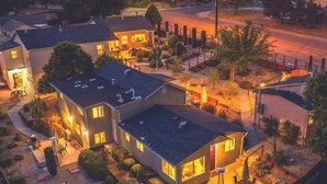 A residential area with houses featuring modern architecture, outdoor lighting, and landscaped gardens. - 2Bed 2 Bath Cottage onMicro Resort near Downtown (Paso Robles)