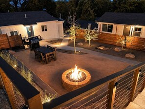Outdoor dining - The Beachcomber | Hot Tub | King + Queen Bedrooms | Walk to Downtown Paso (Paso Robles)
