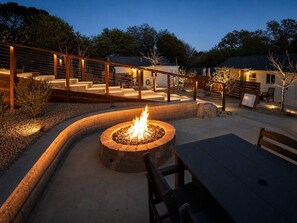 Outdoor dining - The Beachcomber | Hot Tub | King + Queen Bedrooms | Walk to Downtown Paso (Paso Robles)
