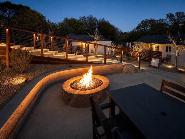 Outdoor dining - Beachy bungalow close to downtown, tin city & more (Paso Robles)