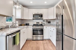 ثلاجة، ميكروويف، فرن، موقد طهي مسطح