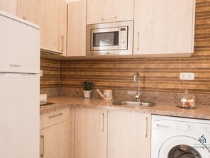 Geladeira, micro-ondas, cafeteira/chaleira, torradeira