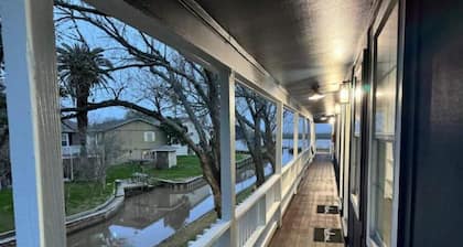 Lakefront Gem Awaits!