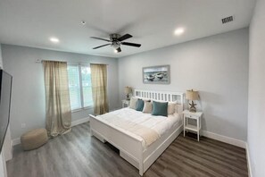 3 chambres, fer et planche à repasser, lit de bébé portatif