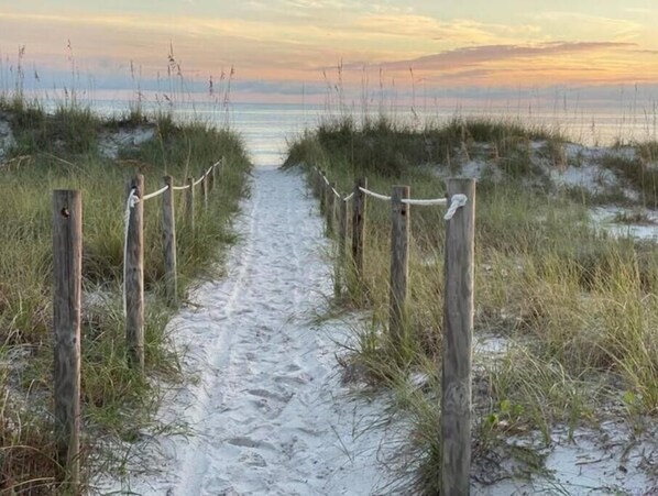 Beach nearby, sun loungers, beach towels - Once Upon a Tide Luxury Townhouse -walkable distance to the beach (Panama City Beach)